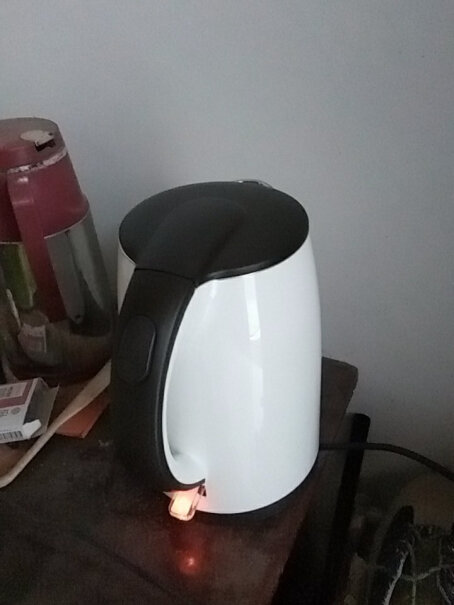 美的电热水壶304不锈钢请问烧水会有胶臭味吗？
