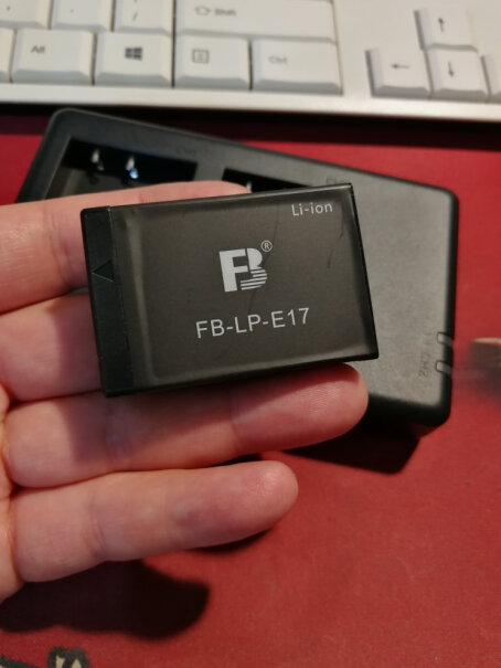 沣标(FB)LP-E17充电器套装这个能用来充原装电池吗？