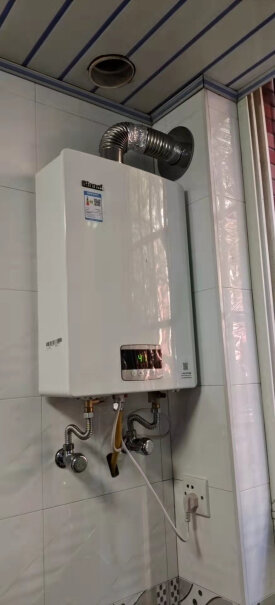林内13升燃气热水器天然气变频节能恒温请问安装在阳台，燃气管道是从厨房里引过去的吗？