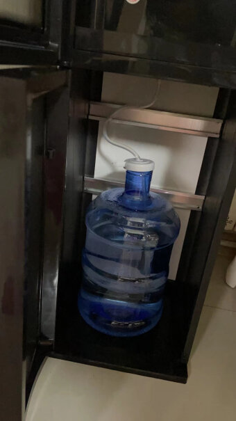 美菱饮水机下置式家用立式温热型有没有放杯子的地方？