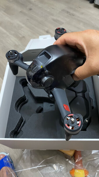 DJI FPV体感遥控器Fpv跟普通的无人机区别是啥？