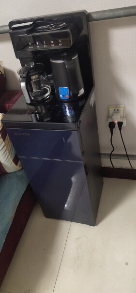 奥克斯茶吧机家用多功能智能遥控温热型立式饮水机水接出来有塑胶管的味道吗？