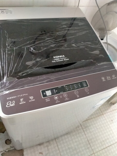 康佳洗衣机全自动8公斤波轮甩干脱水刚买回来洗衣时，洗衣机散发的塑料味大吗？