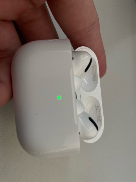 Apple AirPods Pro (第二代) 配MagSafe无线充电盒 主动降噪无线蓝牙耳机 适你们收到的二代pro那个缝隙里有没有黑色东西擦不掉，有小部分能擦掉？