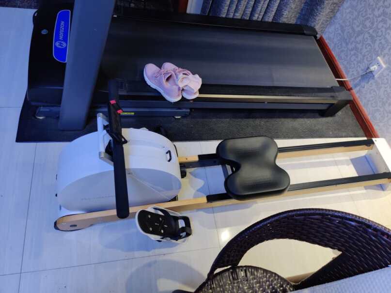 小莫智能静音磁控划船机高颜值家用健身器材实木划船器磁控和水箱的哪个比较好用呢？