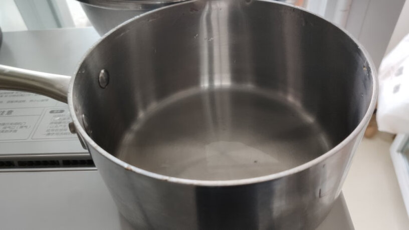 京东京造奶锅评论里说会生锈和吸磁铁是真的嘛？