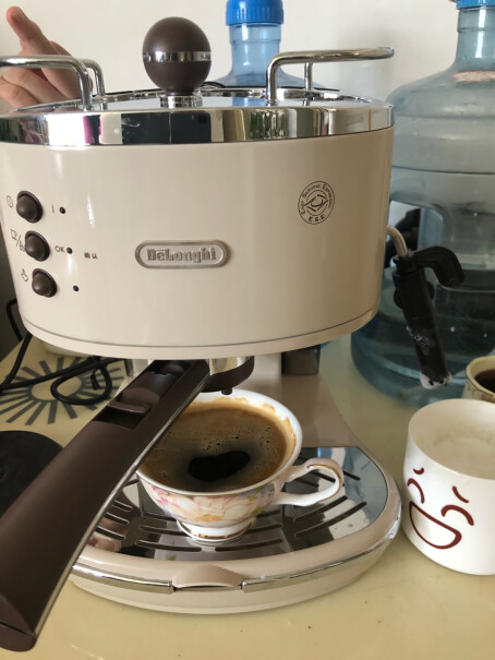 德龙DelonghiECO310半自动咖啡机乐趣礼盒装请问声音真的像评论里说的很大声吗？