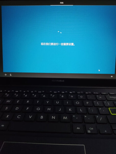 华硕VivoBook14X英特尔酷睿键盘是黑色的 别的地方是银色还是白色？
