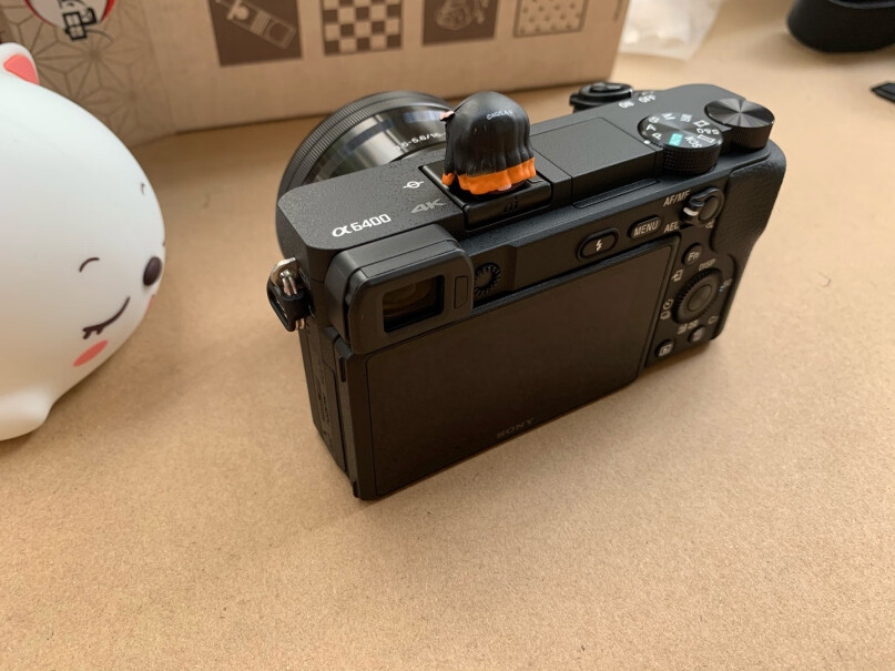 索尼 Alpha 6400 微单相机1650的套头用变焦环的时候有晃动的声音么？