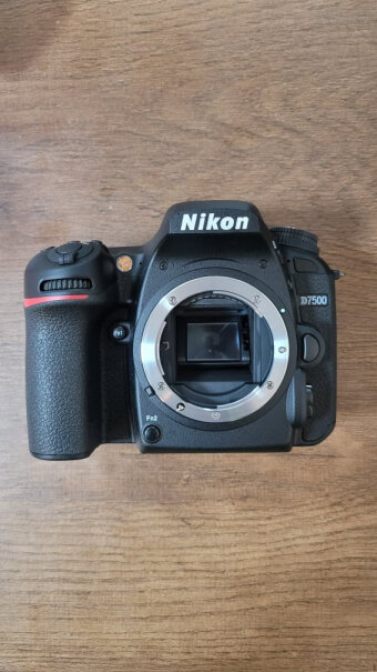 尼康D7500数码单反不是同一个牌子的相机镜头，通用吗？