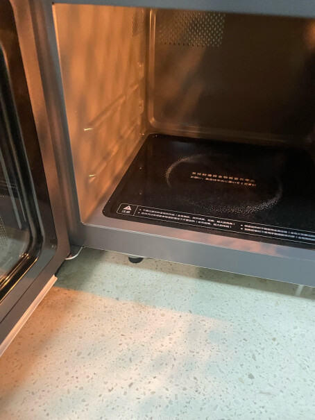 东芝TOSHIBA家用智能微波炉电烤箱面板和机身有保护膜吗？别家买了一个啥都没有，能是新机子吗？