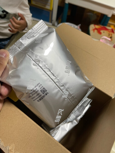 飞鹤飞帆较大婴儿配方奶粉这款盒装和桶装的奶粉质量是一致的吗？为什么便宜这么多？