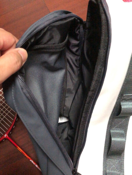 阿迪达斯Adidas这款包可以放的下球拍吗？