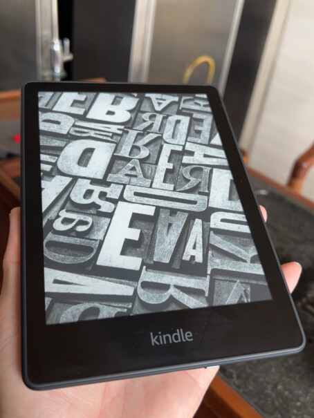 Kindle paperwhite 8G 墨黑色请问各位，和oasis3对比屏幕对比度如何？
