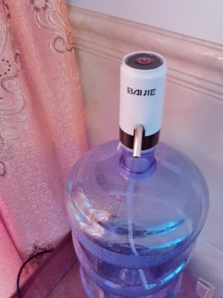 拜杰家用自动上水器桶装水抽水器充电时有指示灯吗？