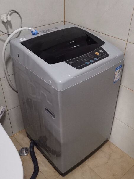 小天鹅5.5公斤波轮洗衣机全自动有没有洗衣机的塑料罩子？以免在卫生间洗澡的时候把水溅到洗衣机上？