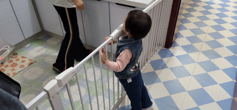 攸曼诚品楼梯护栏儿童安全门栏防护栏可以灵活安装还是得固定？