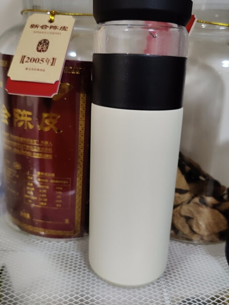 京东京造带滤网茶水分离杯你们买的没有胶味吗？我买了俩，打开都有一大股胶味，不管怎么洗，怎么泡都不行！请问有什么办法处理吗？