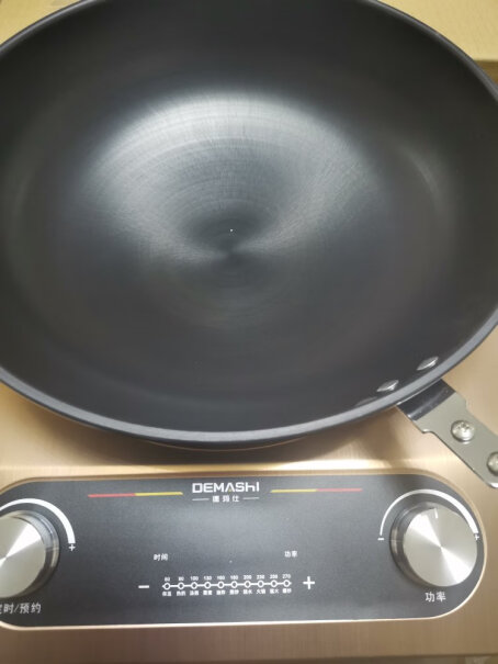 德玛仕DEMASHI很想知道送的这口锅究竟是什么锅？是铸铁的还是不锈钢的或者是涂层的？