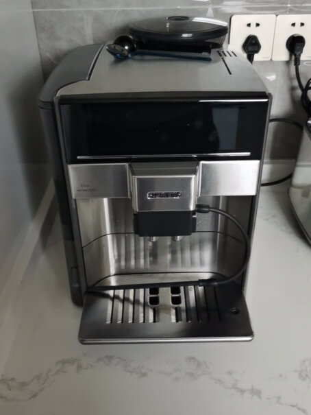 西门子Siemens咖啡机全自动家用豆粉两用大家收到货，新机器外面有塑料保护膜吗？