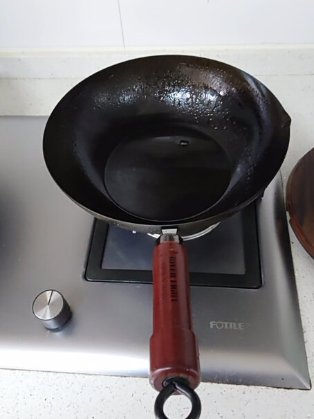 日本极牌RIVERLIGHT原装进口极铁锅坐了一会可乐鸡翅后，铁锅底开始发白，然后洗完用抹布擦还掉色，还有用了掉色的吗？