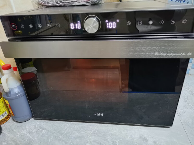 华帝蒸烤箱一体机台式电蒸箱黑色盘放在哪个位置，发热管上还是下呢？