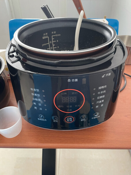 九阳电压力锅5L家用压力煲电高压锅八段调压口感可调这个锅能炒菜吗？