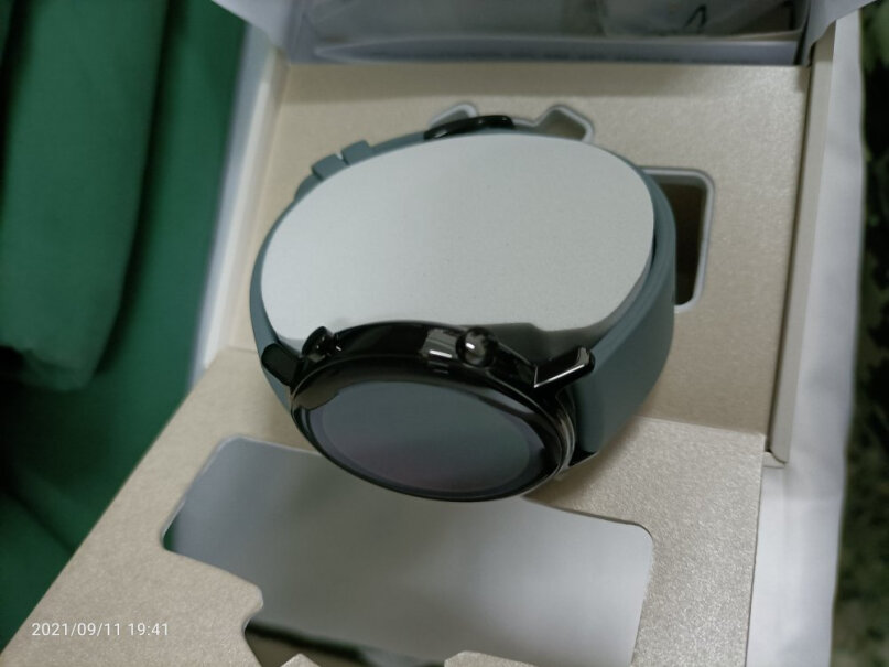 华为GT2 42mm智能手表手表买来带保护膜吗？