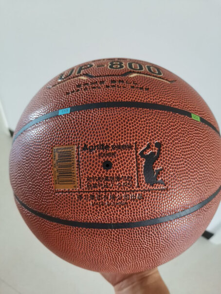 得力deli比赛训练篮球7号标准成人比赛可用篮球有打气筒吗护网有吗？