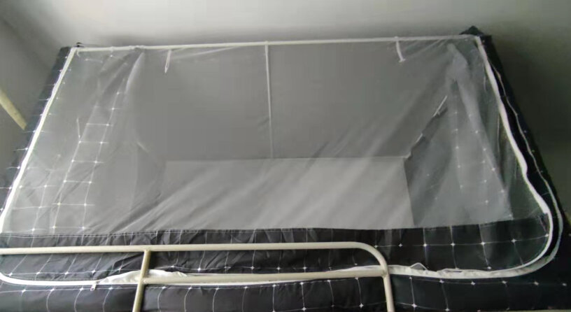 皮尔卡丹宿舍床帘学生蚊帐0.9米支架是什么材质的？