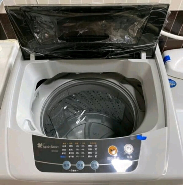 小天鹅5.5公斤波轮洗衣机全自动收到洗衣机时候，打开箱子，洗衣机外没有塑料保护袋，我怕是二手的，大家都有塑料袋包着洗衣机吗？还有，洗衣机控制面板上也没有贴膜，大家的都有吗？