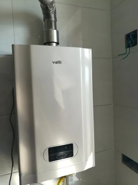 华帝13升燃气热水器天然气谁知道这款12升的燃气热水器在京东自营上购买配的有软管吗？软管的质保期是多久？