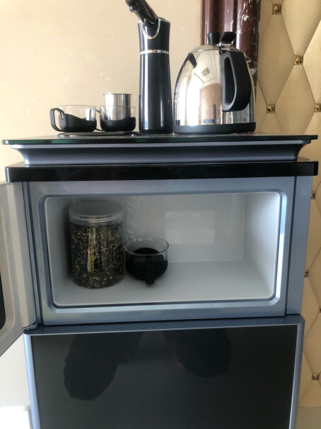 沁园饮水机家用多功能13档温控茶吧机抽出的水有塑料味道吗？