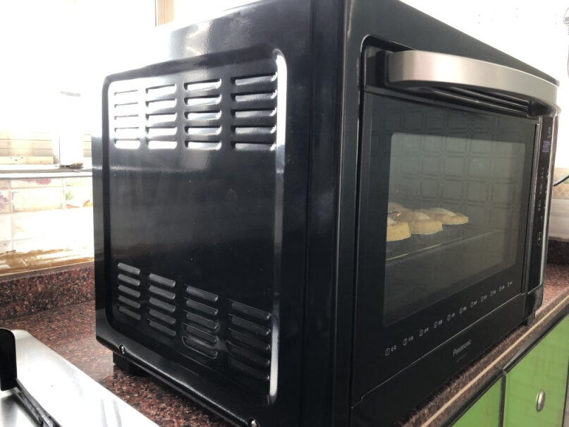 松下23L空气炸烤箱专业烤箱烤箱烤盘放进去的时候很卡吗？