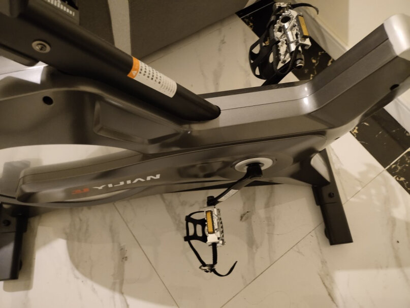 亿健动感单车家用磁控静音健身车自行车健身器材深空灰怎么测心率？