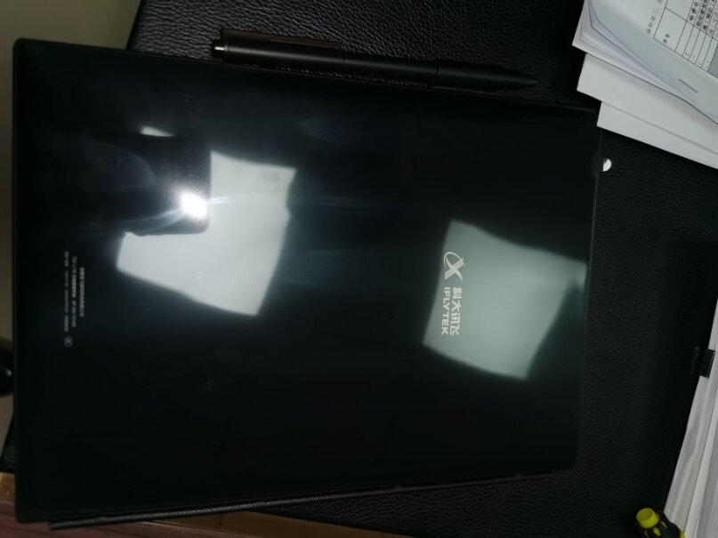 科大讯飞智能办公本X210.3英寸电子书阅读器这个包装里面有保护的外壳吗？我看规格包装里面没写，这个是原包装自带吗？