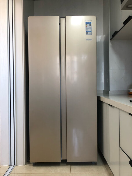 康佳15天生态原鲜系列456升我的冰箱现在冷藏室有条裂缝了，有相同的情况吗？要怎么处理？