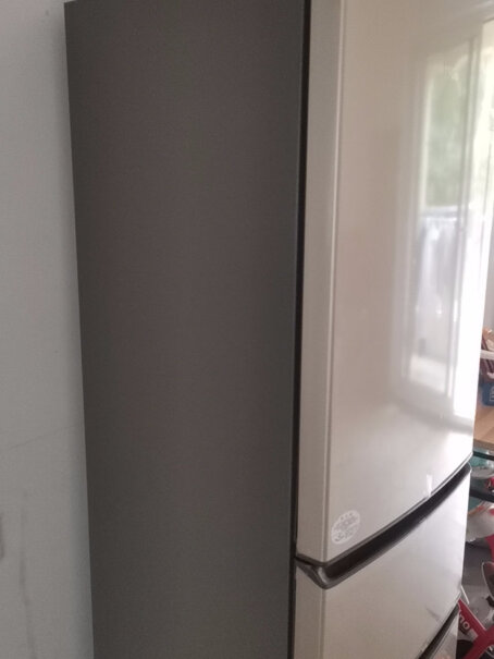 216升三门电冰箱小型家用中门软冷冻节能请问海尔冰箱维修的号码？