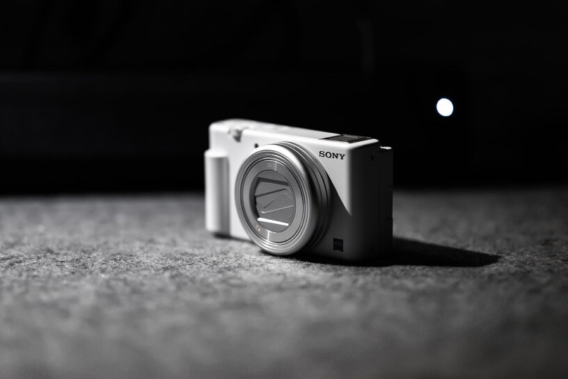 索尼ZV-1 Vlog数码相机套装是不是还要自己买镜头？