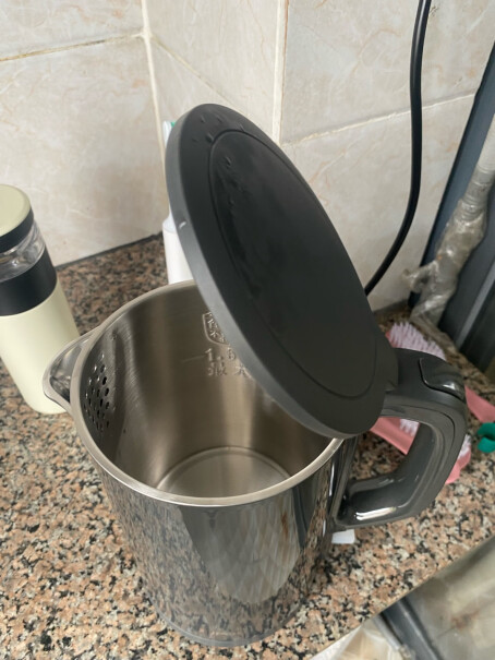 苏泊尔烧水壶电热水壶保温一体自动断电低音煮水器开水壶家用电水壶SW-15J626买过美的的热水壶，壶嘴倒水时漏水，想问下这个苏泊尔的漏水吗？