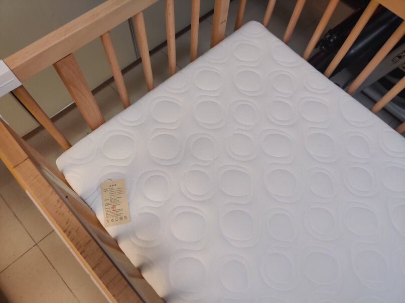 京造京东自有品牌实木婴儿床请问跟大床拼接会有缝隙吗？有味道吗？