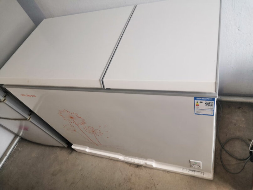 美菱MELING278升商用家用冰柜有没有出现密封不严的情况 就是冷冻室盖子上面有霜了？
