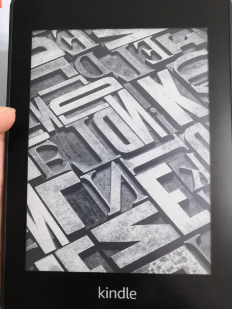 Kindle Paperwhite 经典版 8G第1次用kindl,翻页的时候屏幕要黑一下正常吗？用着好不习惯啊？