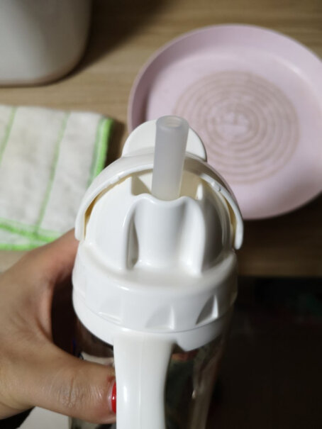 利其尔儿童吸管杯200ml的水杯冲200ml的奶粉，充好大约230左右，能晃动开吗，能容得下吗？