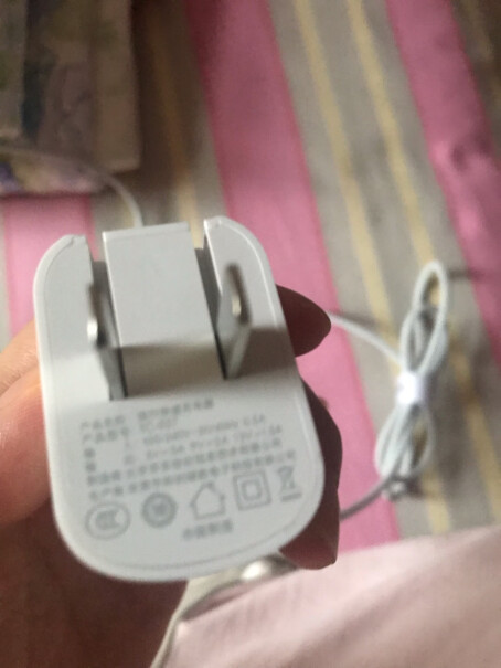 京东京造数据线GaN65WPD充头配100WType14这款充电器插在插座上紧吗？我看是折叠插座。？