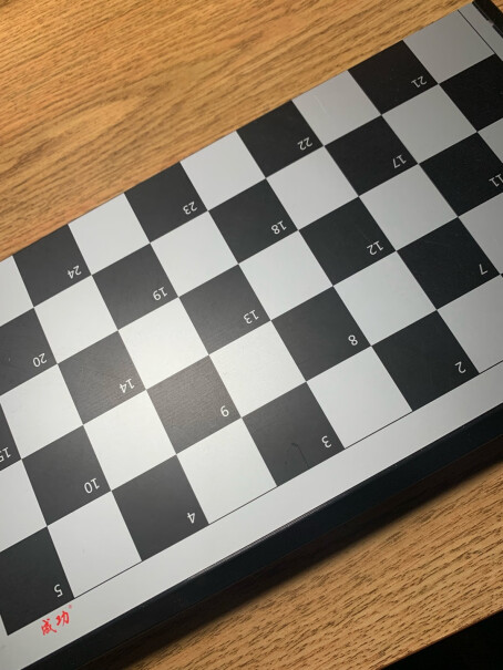 成功跳棋磁石折叠棋盘套装5216便携跳棋嗯，棋子是木制的吗？