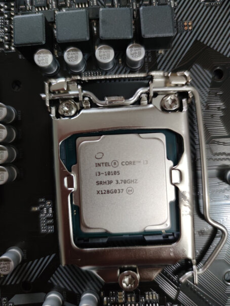 品牌+产品型号：Intel i3-10105 盒装CPU处理器玩CF有多少fps啊？