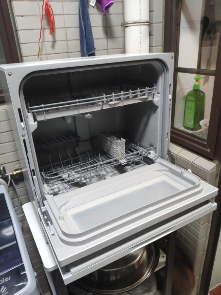 松下洗碗机家用台式全自动洗涤剂免费安装这个洗碗机为什么洗碗时，每洗20几秒要停下，大家都这样吗？