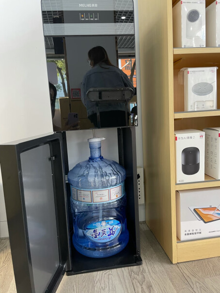 美菱饮水机下置式家用立式温热型有塑料味道吗？热水，买过的亲？
