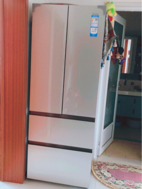海尔Haier各位收到这款冰箱时 门外面有没有贴薄膜 担心是二手的 之前买的另一个款式新冰箱有贴膜？